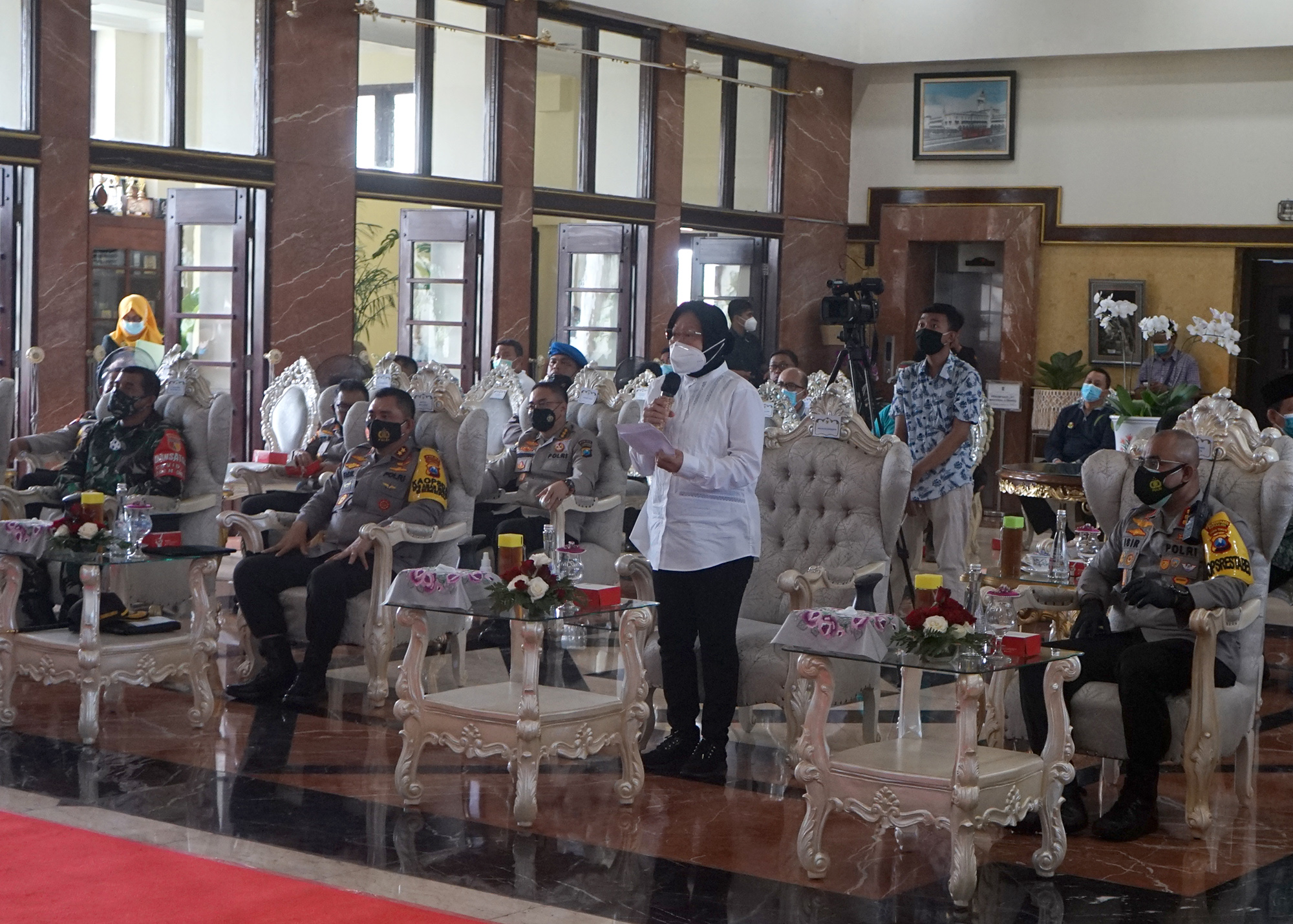 Risma Ajak Warganya Untuk Jaga Surabaya Dalam Aksi Demonstrasi