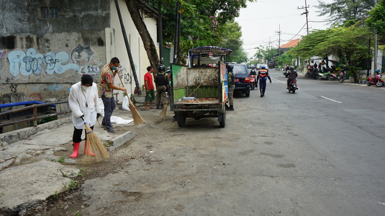 Antisipasi Banjir, Pemkot Surabaya Terus Lakukan Pengerukan