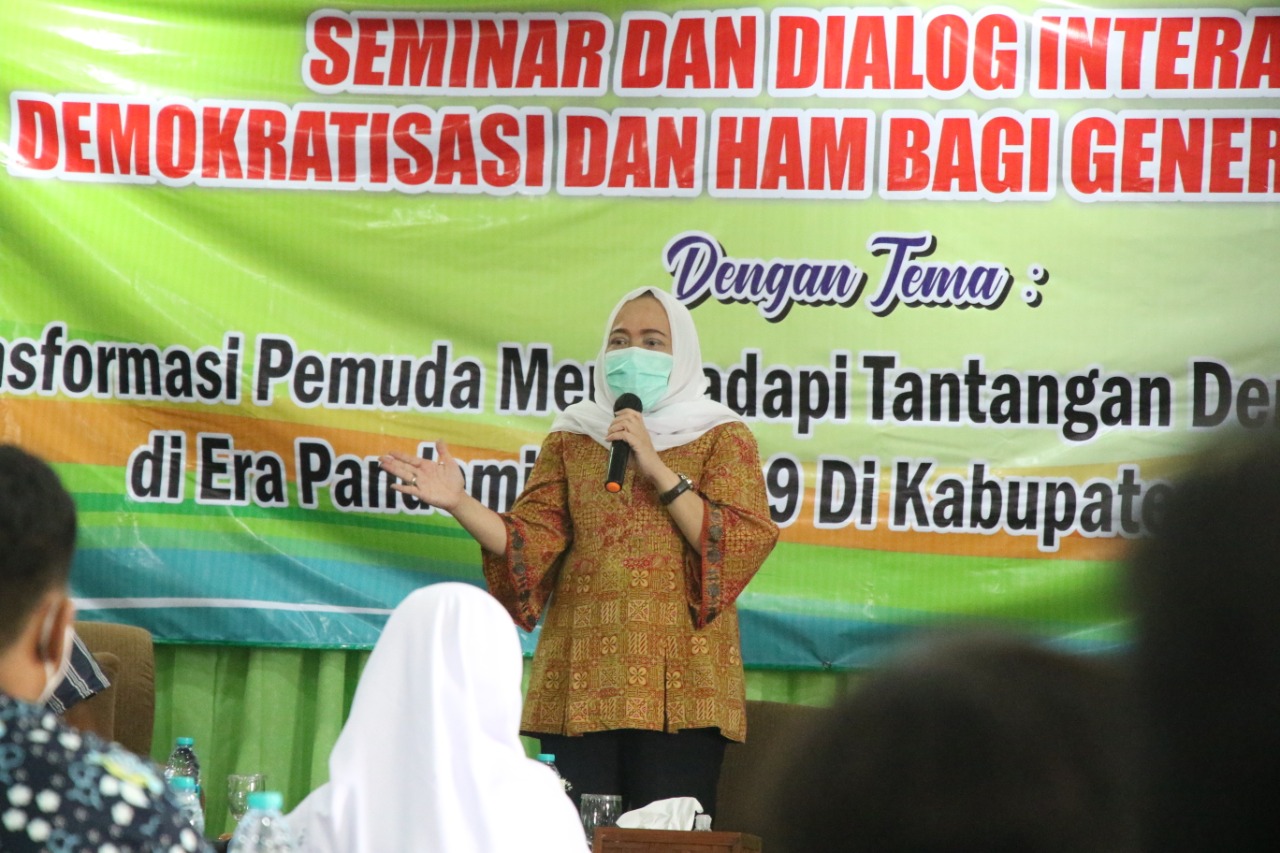 Bu Anna Ngomong Masalah HAM dan Demokrasi Depan Siswa SMA