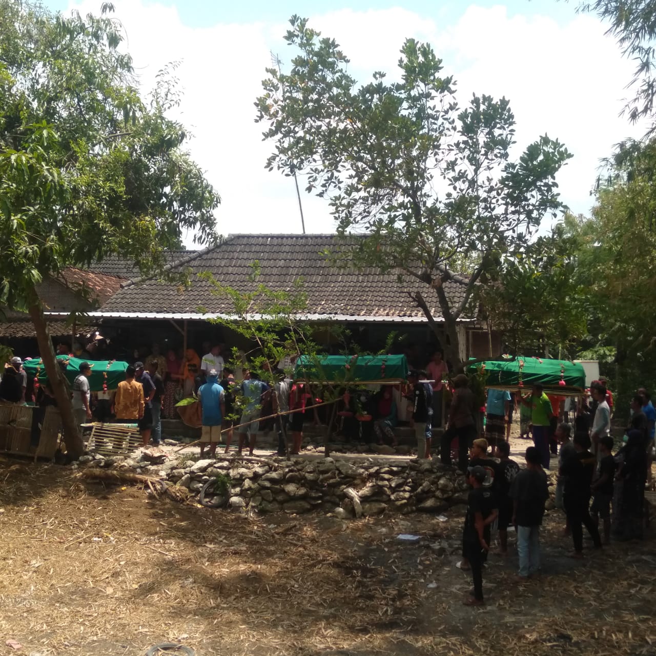 Keluarga Korban Sekeluarga Tersengat Listrik Jebakan Tikus di Kanor Bojonegoro Bakal Lapor Polisi