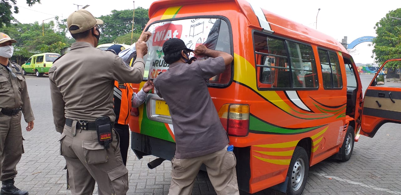 Bawaslu Gresik Tertibkan Stiker Angkot Bergambar Paslon