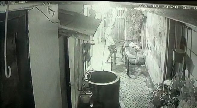 Tembus Pagar, Kawanan Maling Sikat Sepeda Petugas Damkar Surabaya