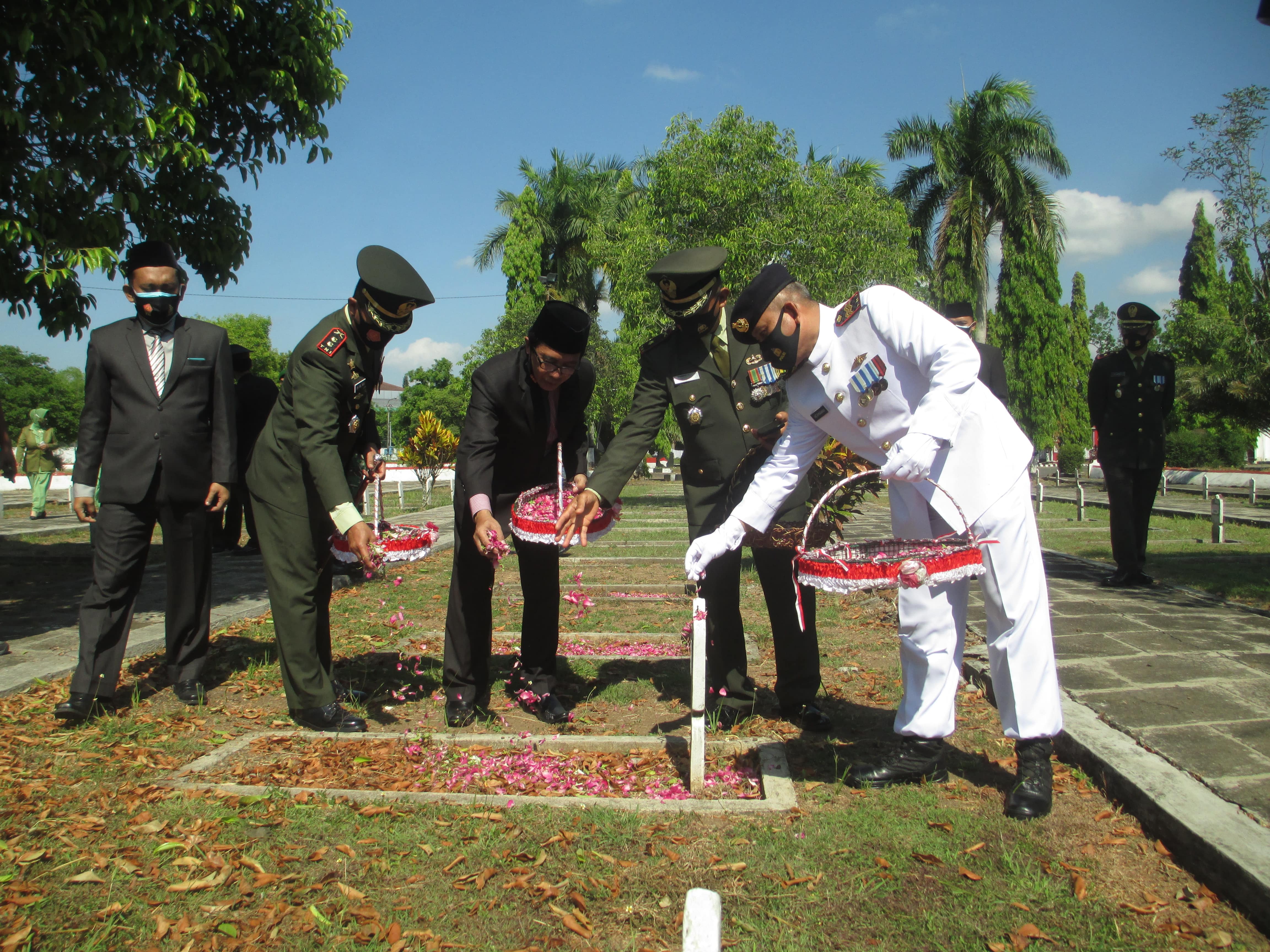 Plt Bupati Jember 'Nyekar' di TMP Bareng Dandim