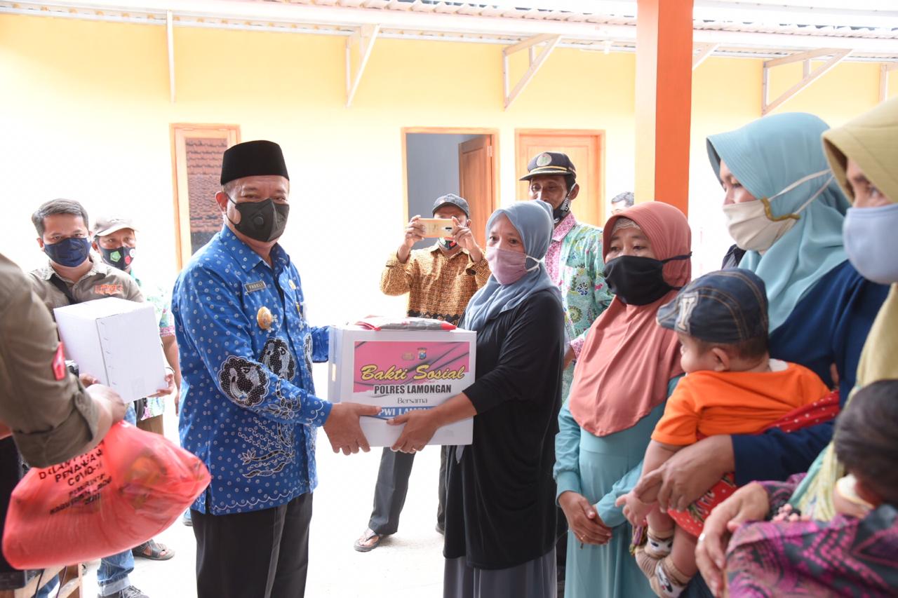 PWI dan Polres Lamongan Bagi-bagi Bantuan Akibat Covid, Bupati Fadeli Targetkan Masuk Zona Hijau