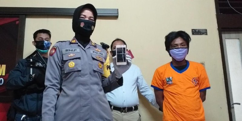 Rekam Penjaga Warkop Sedang Pipis, Lha Kok Flash Kamera Nyala