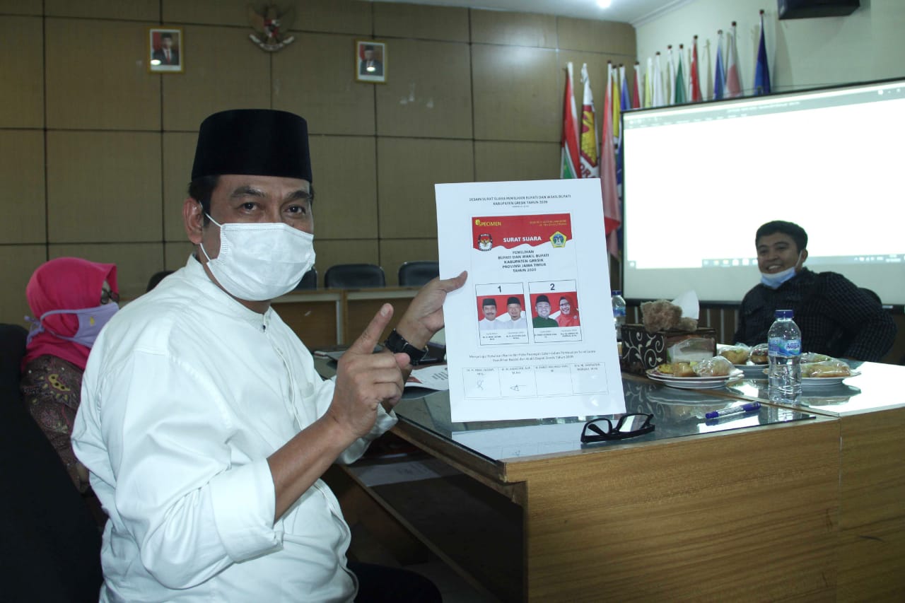Pasangan Qosim-Alif Teken Surat Suara Bergambar Baju Putih dan Songkok Hitam