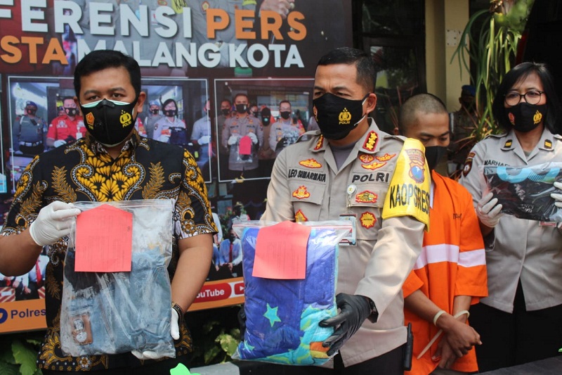 Pura-pura Pinjam Colokan Listrik , Ternyata untuk Nyolokkan Itunya ke Anaknya Bos