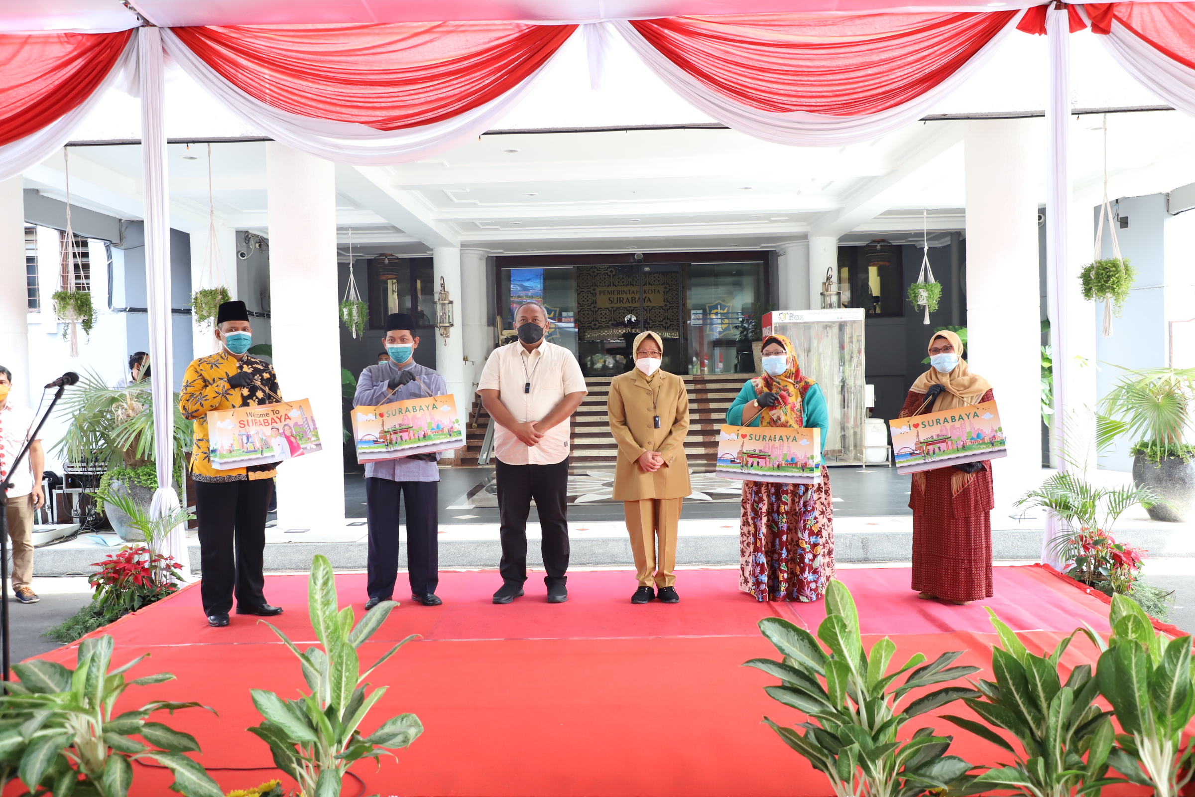 Disambati Modin, Wali Kota Risma Gercep Desain dan Jahitkan APD Covid-19
