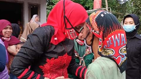 Viral Video Cabup Jember dr  Faida Turun dari Mobil Tolong Korban Kecelakaan