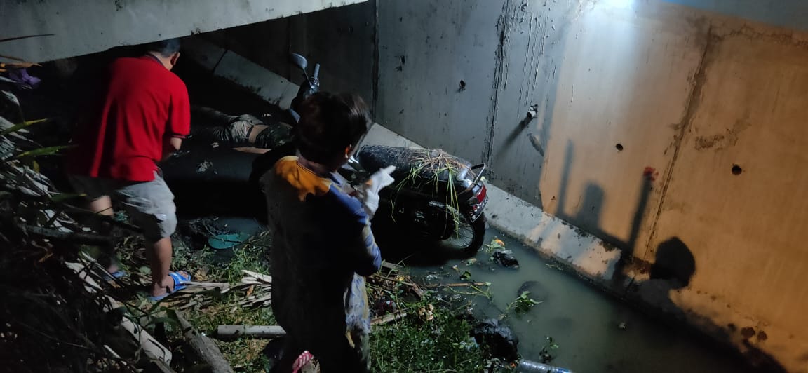 Sambil Mabuk Kendarai Motor, Pemuda Sidoarjo Nyungsep di Sungai Wringinanom Hingga Tewas