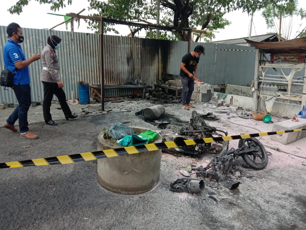 Duaarrrr! Kios Tambal Ban di Wahidin Sudirohusodo Gresik Terbakar, Pemilik Bengkel dan Satu Motor Kebakar