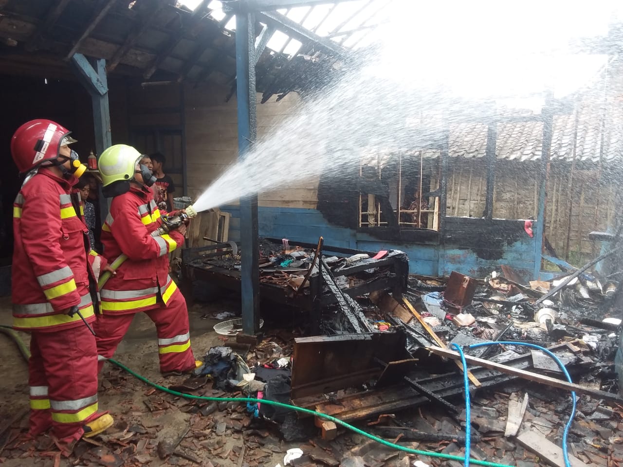 Rumah Kayu Beserta Isinya Dilalap Si Jago Merah, Warga Bojonegoro Rugi Hampir Rp 50 Juta