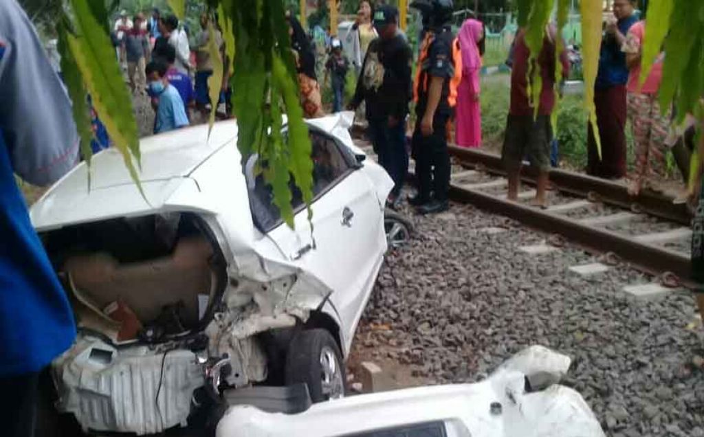 Mega dan Brio Putihnya Terguling-guling Setelah Digasak KA Sri Tanjung Jurusan Surabaya-Banyuwangi