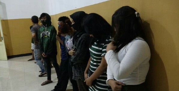 7 Pasangan Mesum dan 4 Pemuda Pesta Miras di Probolinggo Diobrak Satpol PP
