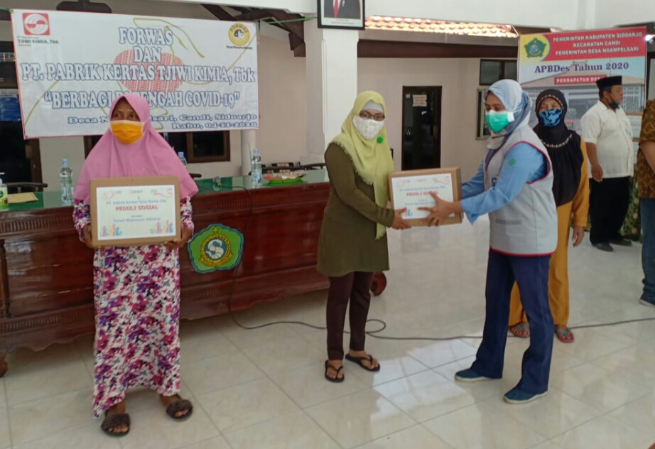 Bagi-bagi Sembako Kepada Warga, Forwas Sinergi PT Tjiwi Kimia dan Pemerintah Desa