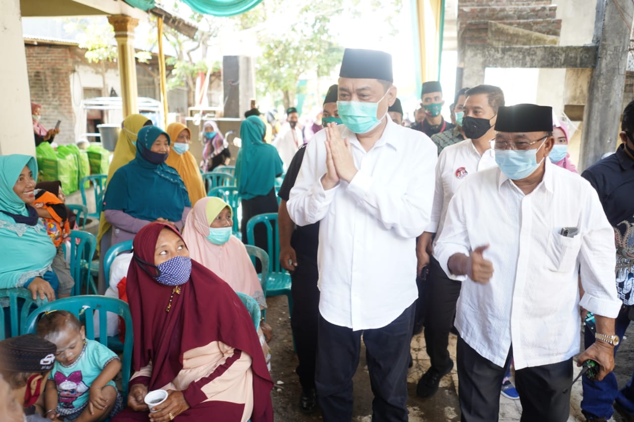 Cabup Sidoarjo Kelana Apriliato Beri Motivasi Peserta Khitanan Masal di Desa Cangkringsari Sukodono.
