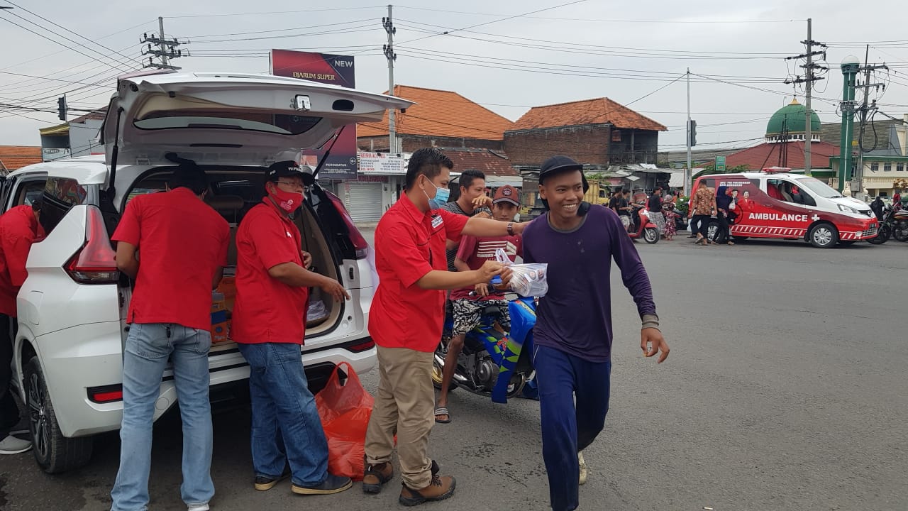 PDI Perjuangan Sidoarjo Menebar Manfaat di Jumat Berkah dengan Membagikan Nasi Bungkus Gratis
