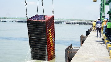 MV Crystal Terbalik di Perairan Teluk Lamong,18 ABK Selamat,Puluhan Kontainer Kintir Hingga Madura