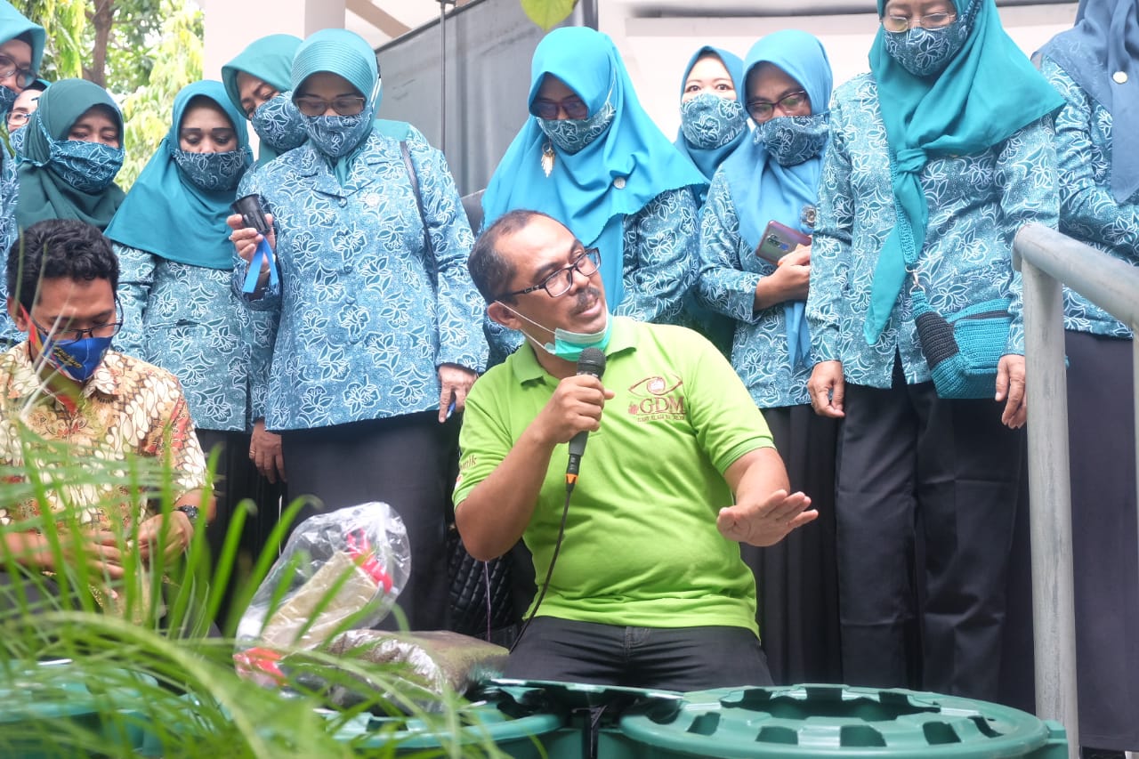 Anggota PKK Sidoarjo Dilatih Budidaya Ikan Dalam Ember Serta Menanam Sayur Hidroponik