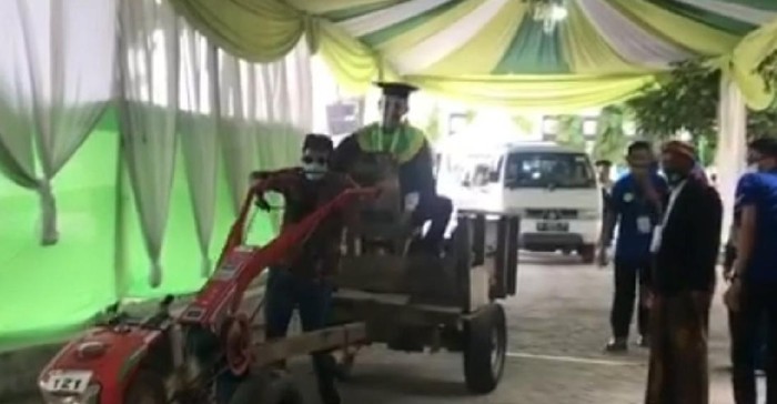 Bangga Ayahnya Petani, Mahasiswa IAIN Tulungagung Berangkat Wisuda Naik Traktor Sawah