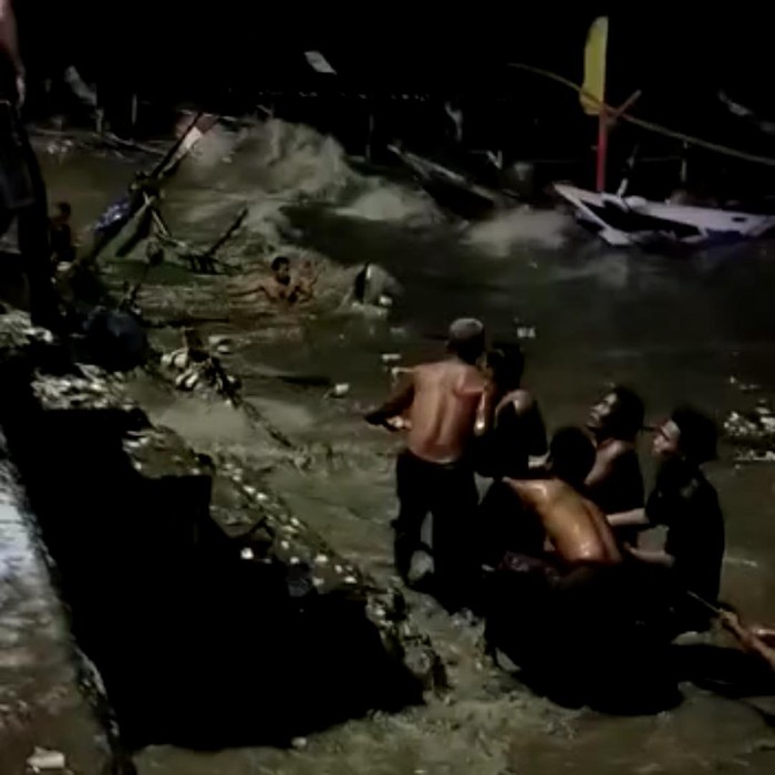 Waspada Ombak Besar di Kenjeran Surabaya, Air Laut Naik Hingga Masuk ke Rumah Warga