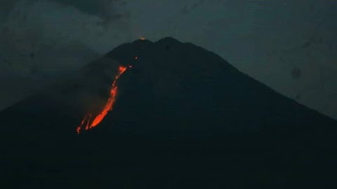 Semeru Luncurkan Lava Pijar, Warga Diharapkan Waspada