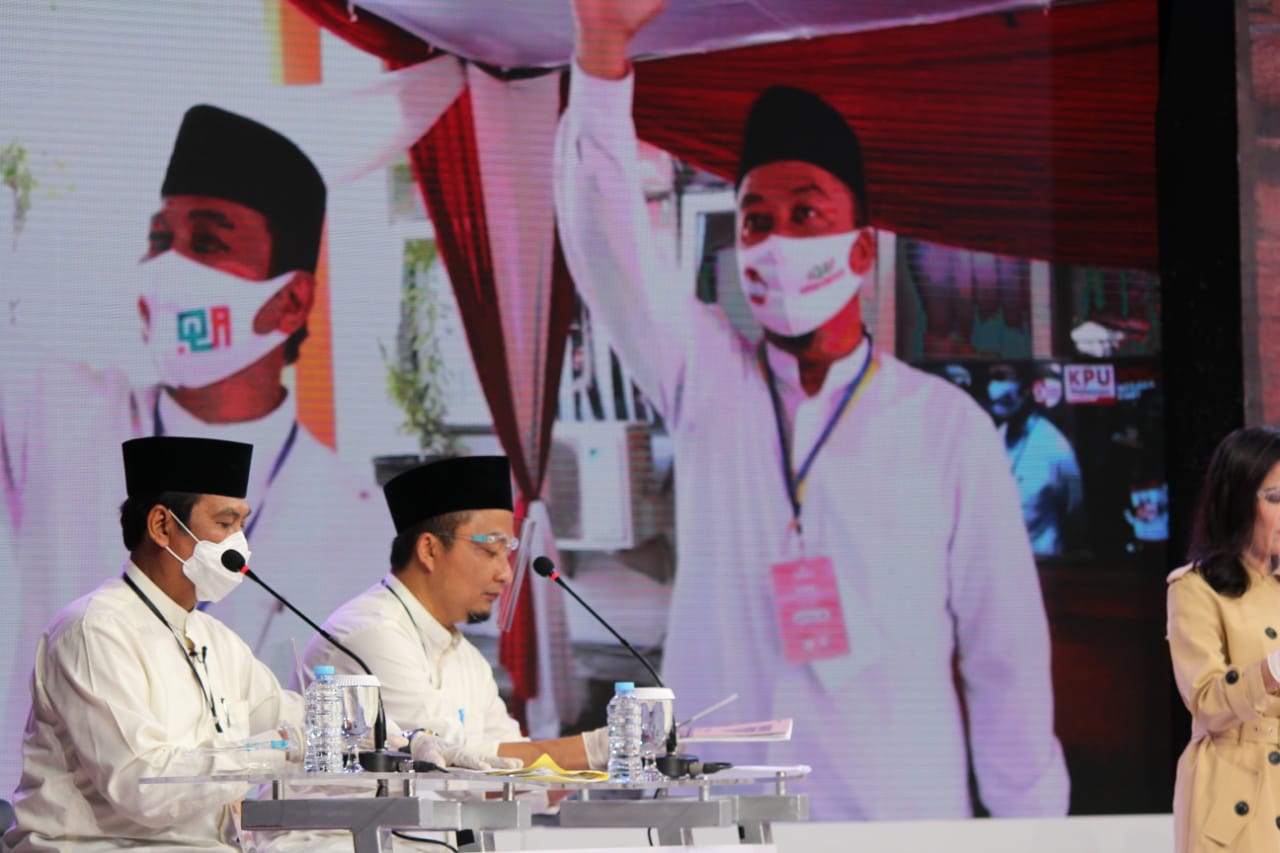 Debat Pilbup Gresik, Pasangan Qosim-Alif Pertegas Program Kerja Dengan Jawaban Mengalir