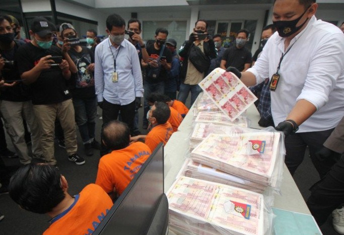 Jaringan Pengedar Uang Palsu Antar Kota Diringkus Polrestabes Surabaya