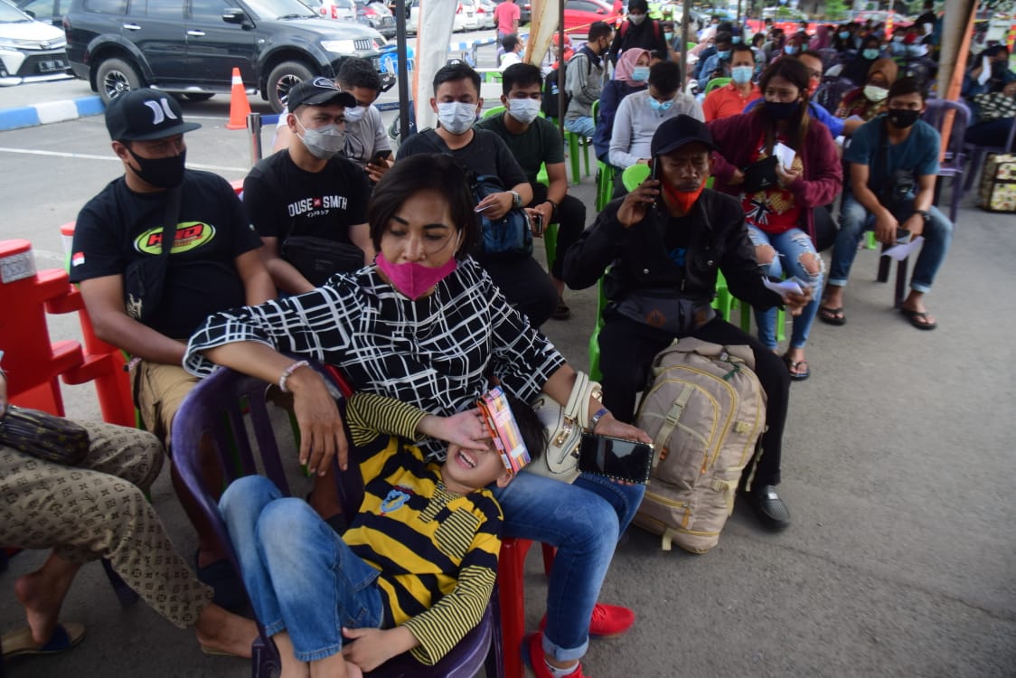 Ngantri Rapid Tes, Bandara Juanda Bak Pasar Tumpah