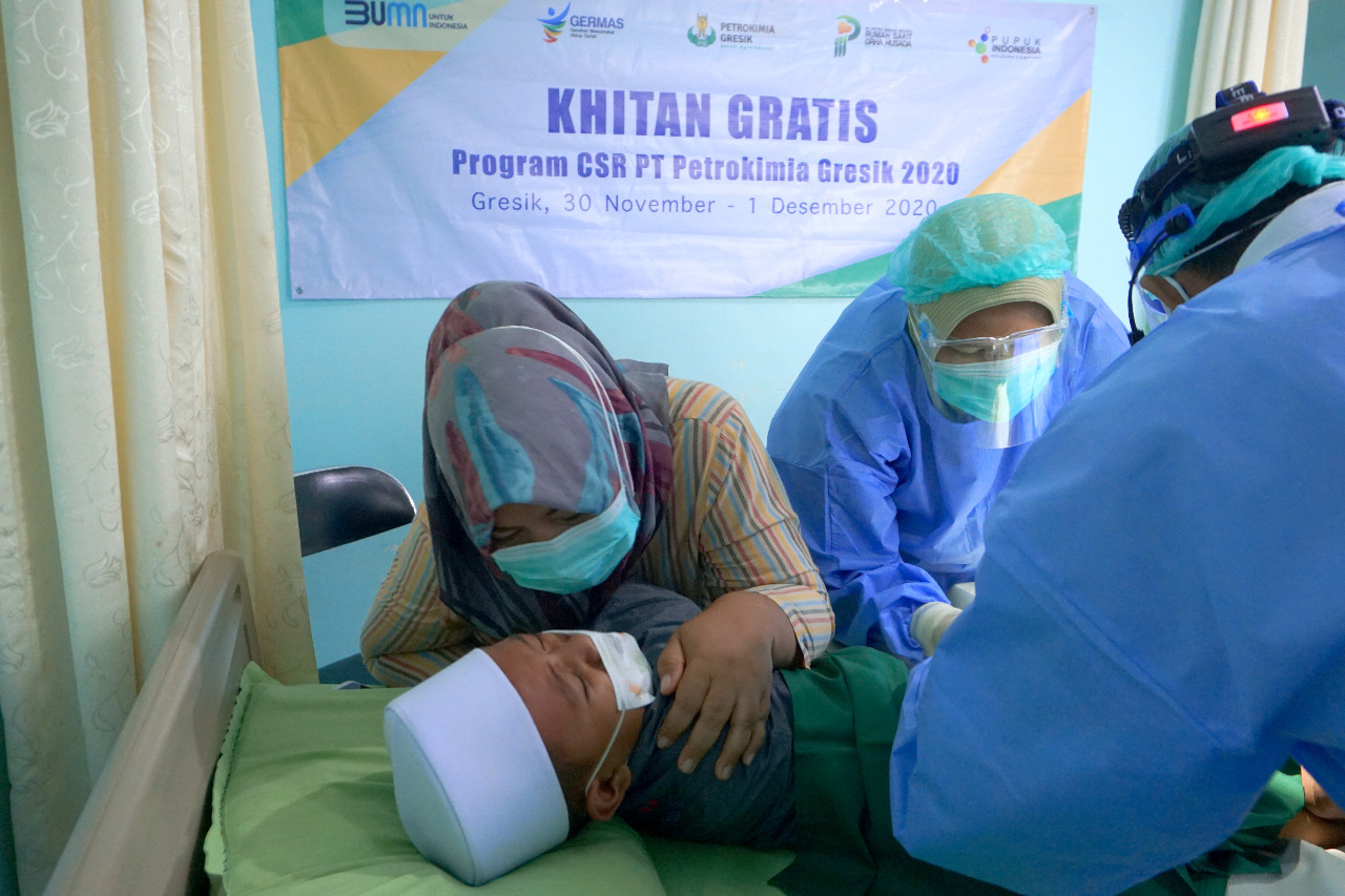 Petrokimia Gresik dan RS Grha Husada Khitan 23 Anak Sekitar Pabrik