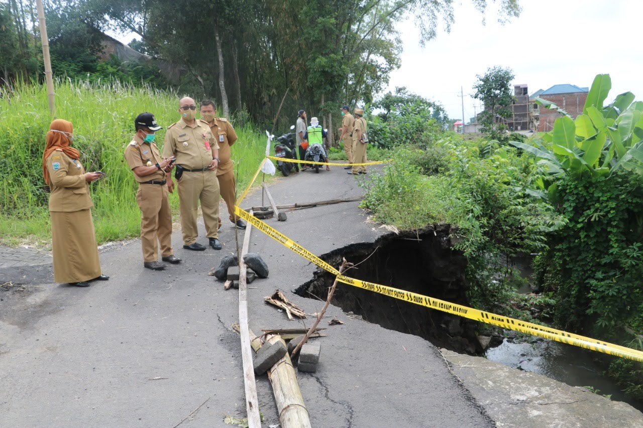 Hujan Deras Guyur Kota Batu, Sejumlah Plengsengan Ambrol