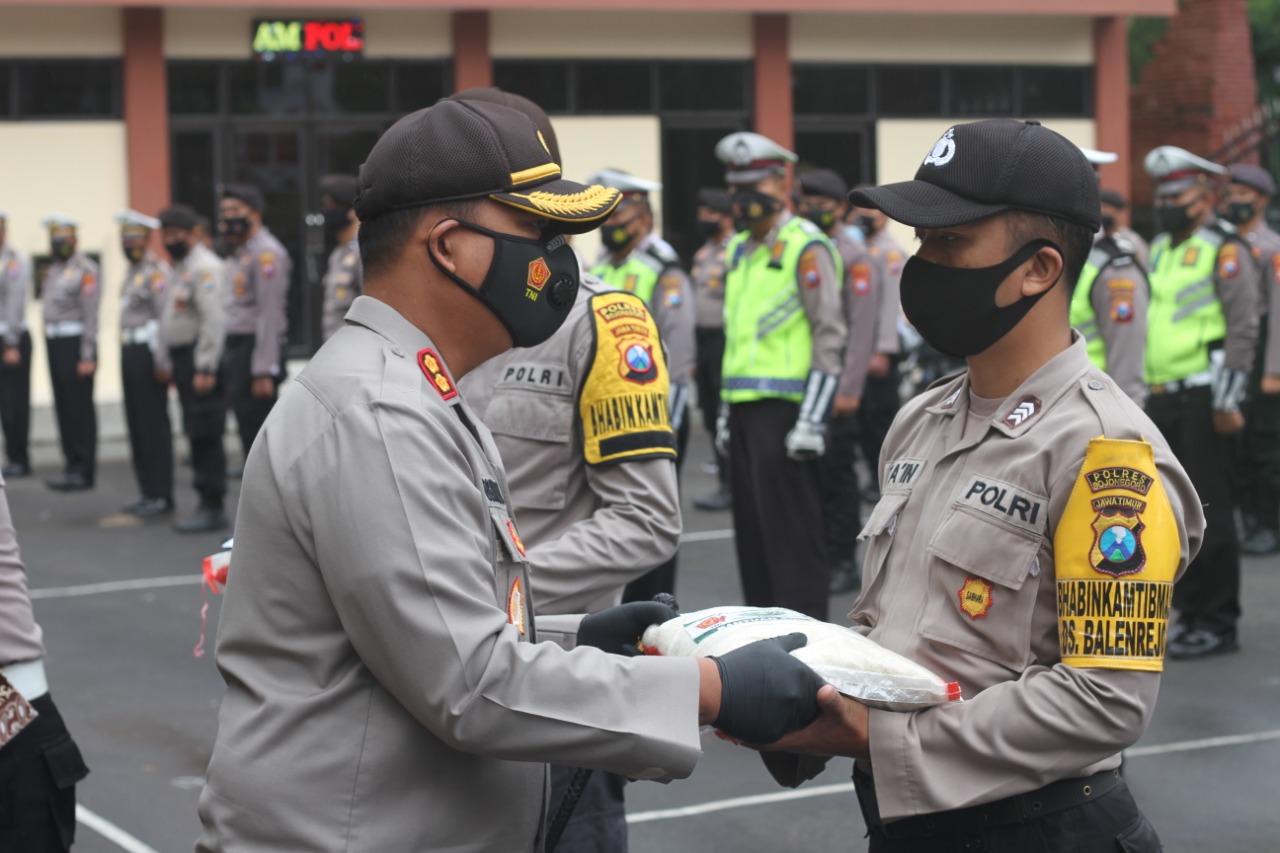 Salurkan Dua Ton Beras Kepada Masyarakat, Kapolres Minta Bhabinkamtibmas Tepat Sasaran dan Tidak Korupsi