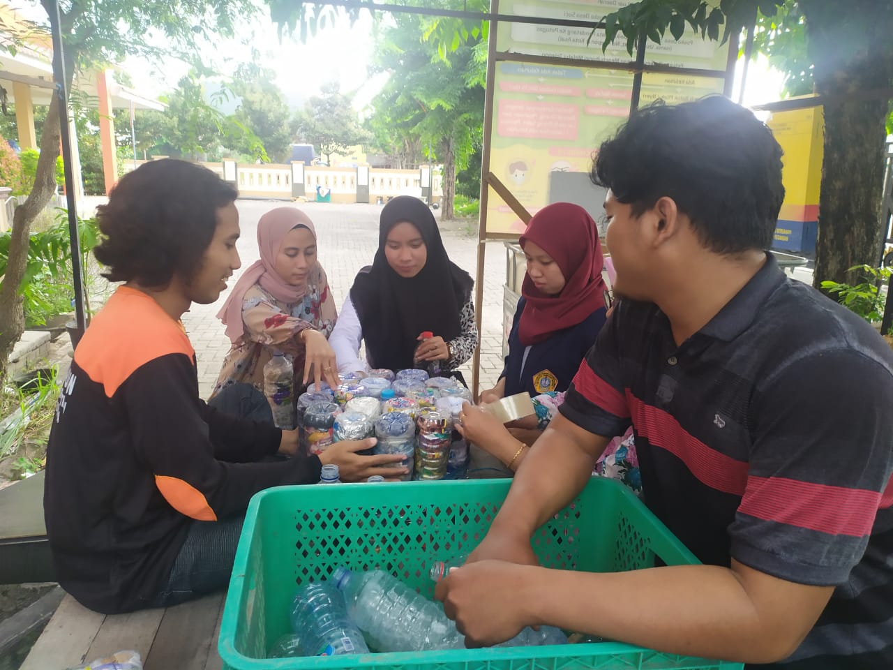 KKN Tematik Universitas Trunojoyo di Desa Suci Gresik Ajak Masyarakat Buat Bioetanol dari Jagung
