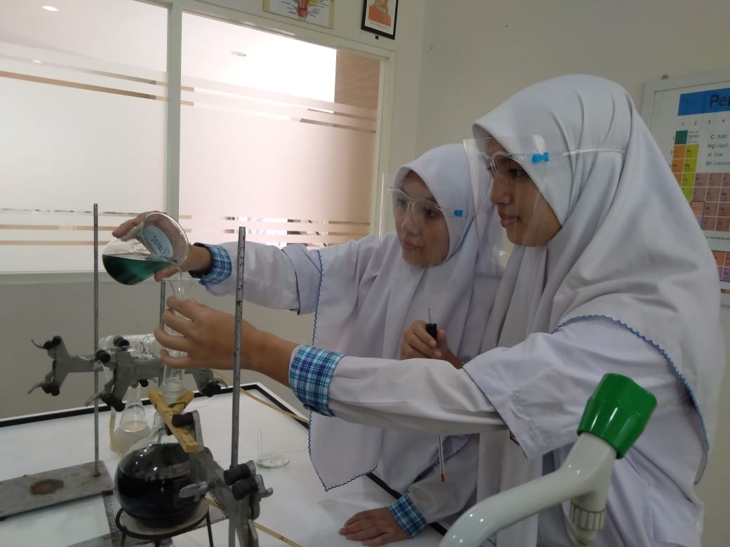 Hasil Penelitian Pelajar SMA Muhammadiyah Gresik, Daun Mimba Punya Kandungan Sebagai Obat Covid-19