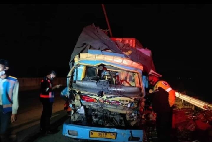 Truk Seruduk Truk di Jalan Tol, Tiga Orang Tewas