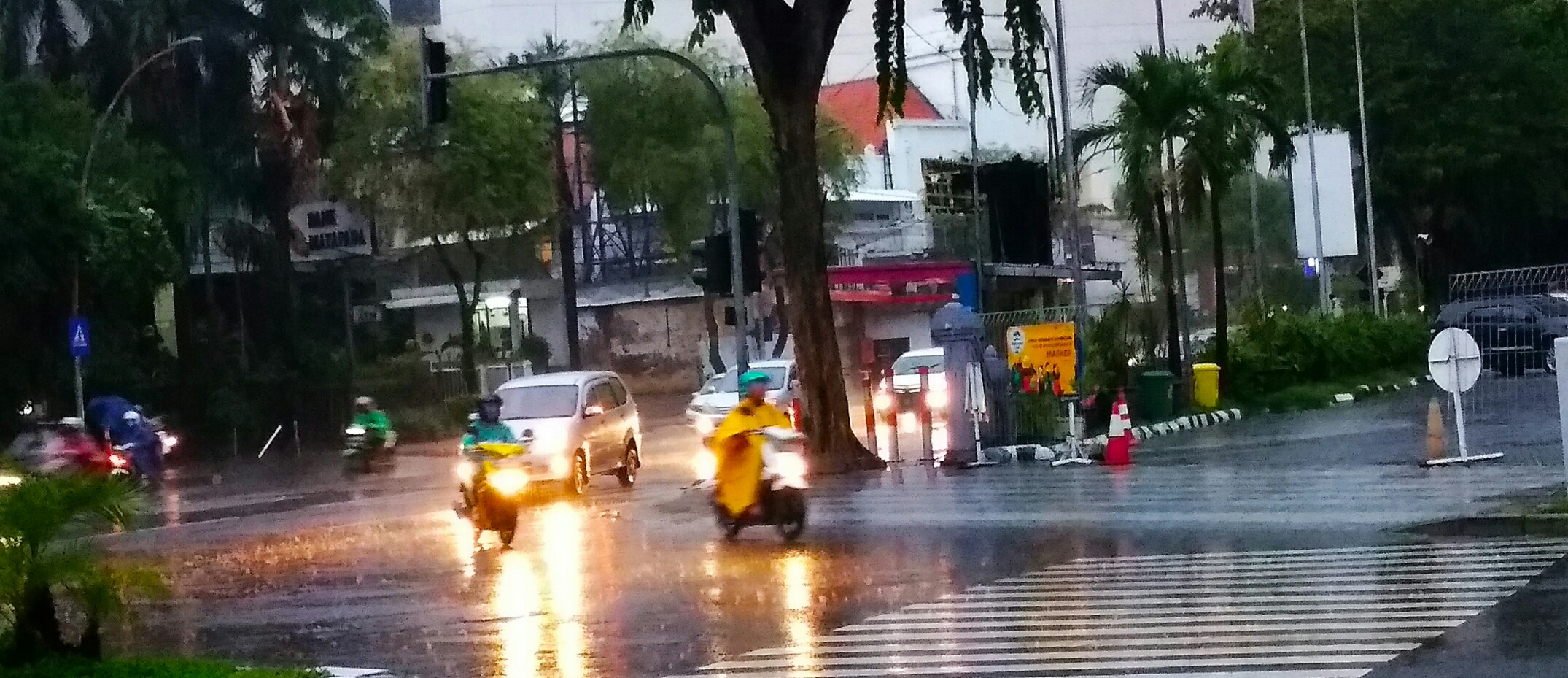 Ini 4 Barang yang Harus Dibawa Pengendara Motor Saat Musim Hujan