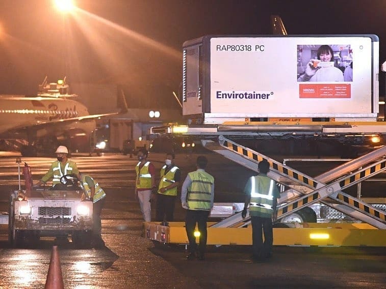 Vaksin Sinovac Tiba di Indonesia, Khofifah Siapkan 2.404 Vaksinator di Jatim