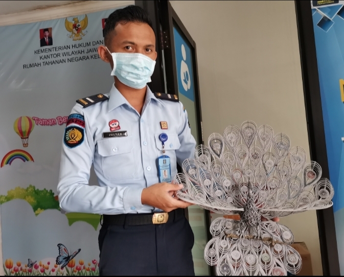Napi di Rutan Gresik Bikin Miniatur Burung Untuk Keluarga