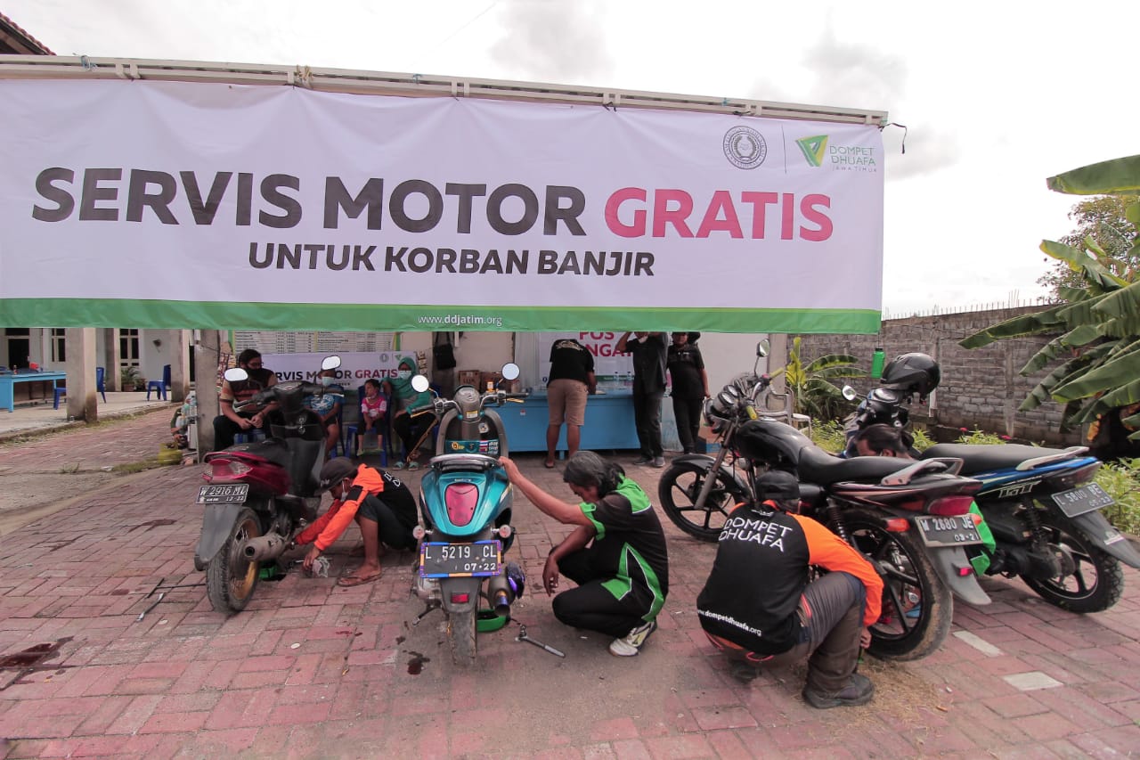 Servis Motor Gratis di Area Terdampak Banjir Kali Lamong Gresik