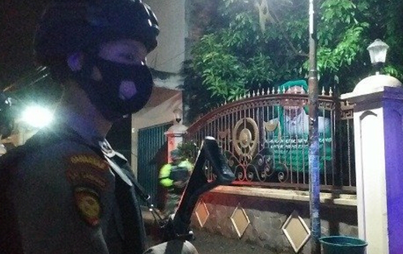 Warga Desa Kemasan Krian Nekat Pasang Spanduk HRS