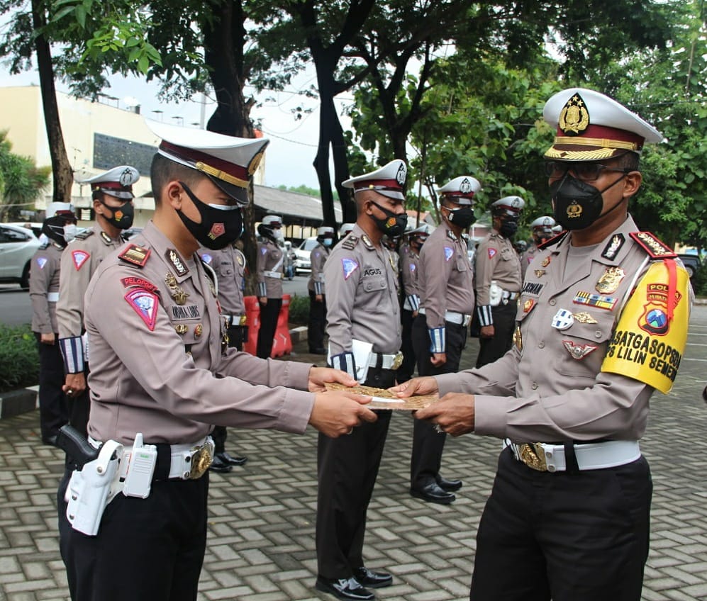 Tangkap Pelaku Tabrak Lari, Kasatlantas Polresta Sidoarjo AKP Wikha Ardilestanto Diganjar Penghargaan