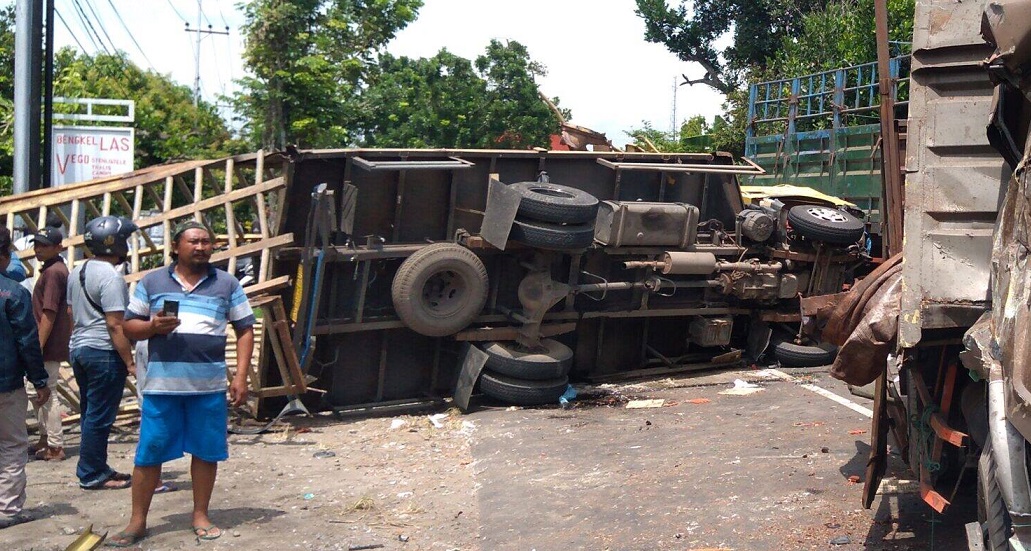 Tertimpa Bebek Satu Truk, Pengendara Motor Honda Beat ini Klenger