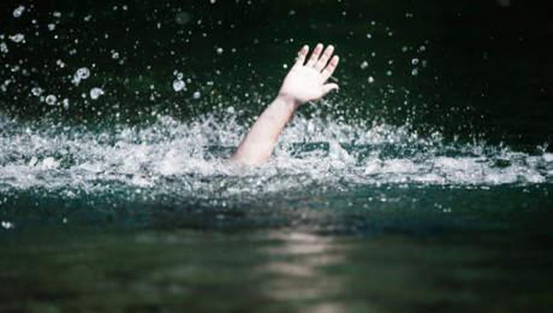 Ditinggal Kakaknya Main Hape, Balita Ini Hanyut di Sungai Balongbendo