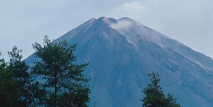 Gunung Semeru Kembali Keluarkan Lava Pijar
