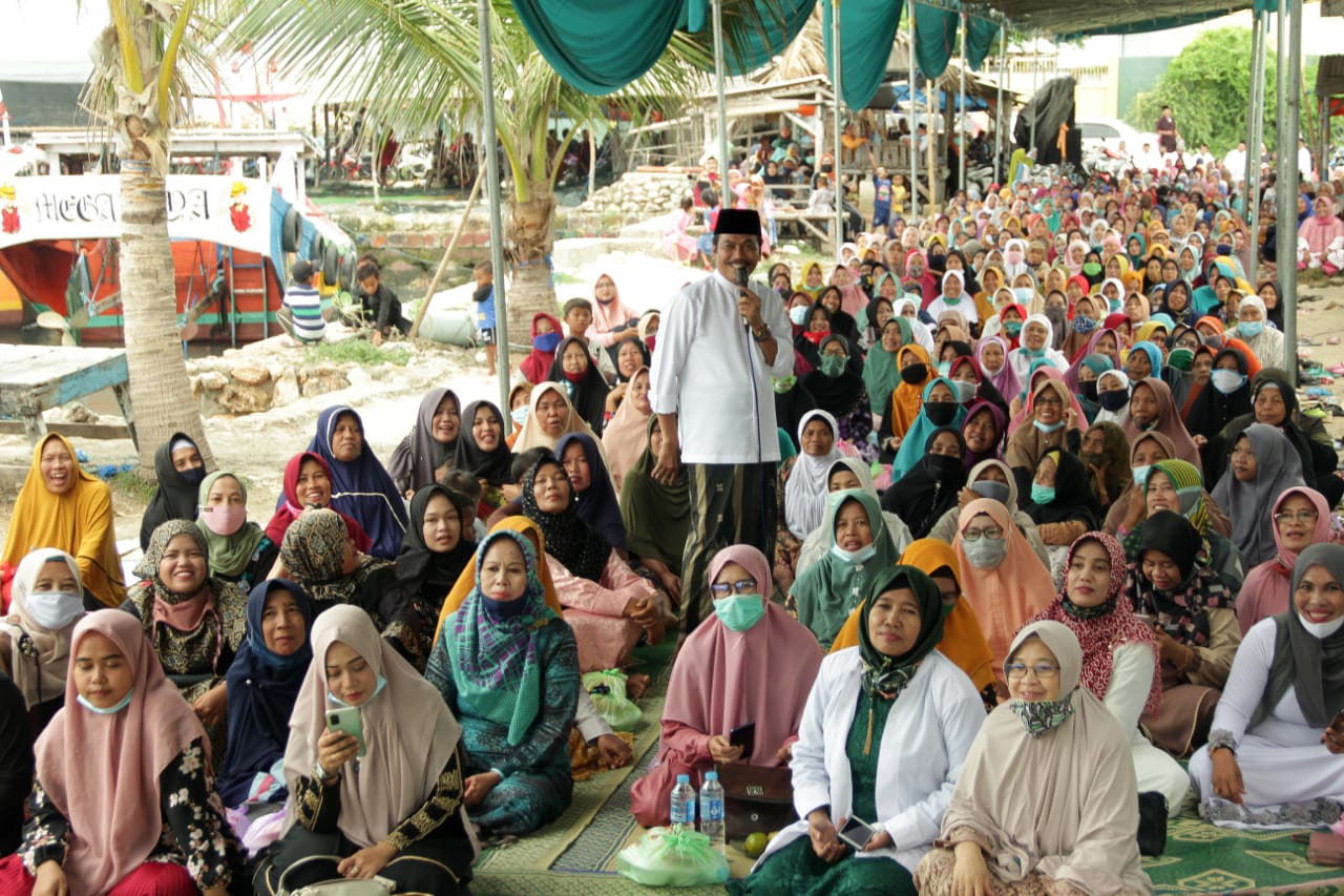 Salawatan Dipayungi Mendung, Pak Qosim Ajak Warga Karantumpuk Panceng Teladani Nabi Muhammad SAW