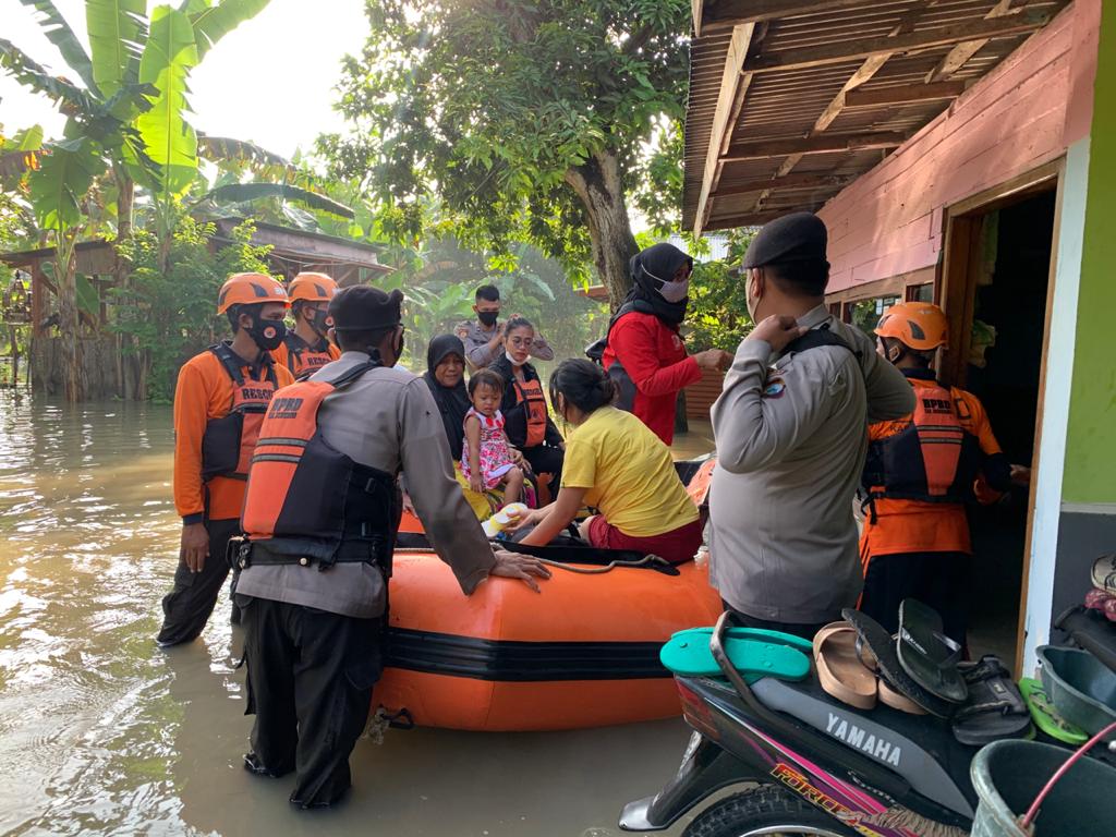 Puluhan Warga Bojonegoro Kota yang Terjebak Banjir Berhasil Dievakuasi