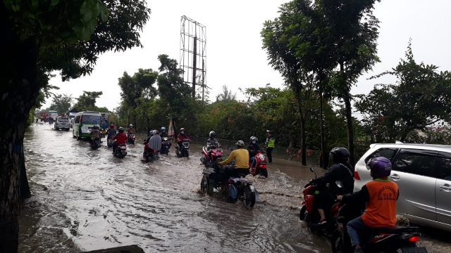 Banjir Genangi Jalan Yani Bojonegoro, Banyak Kendaraan Mogok