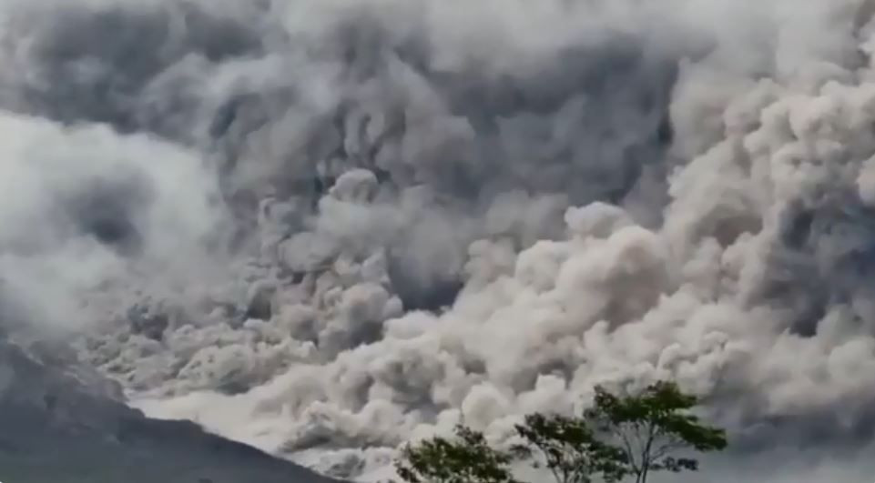 Semeru Batuk Lagi Muntahkan  Awan Panas Sejauh 4,5 Km di Lumajang