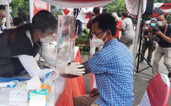 Selain Whisnu, Tensi Darah Ketua DPRD Kota Surabaya Juga Dadak Tinggi Saat Mau Divaksin