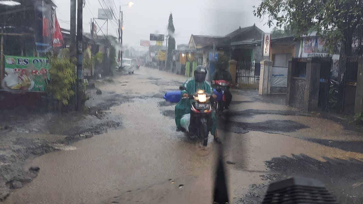 Kerusakan di Jalan Raya Kwangsan Sedati Akhirnya Diperbaiki